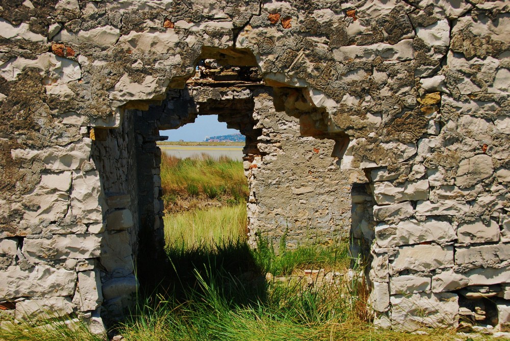 alte Steinmauern in den Salinen von Piran mit Durchblick