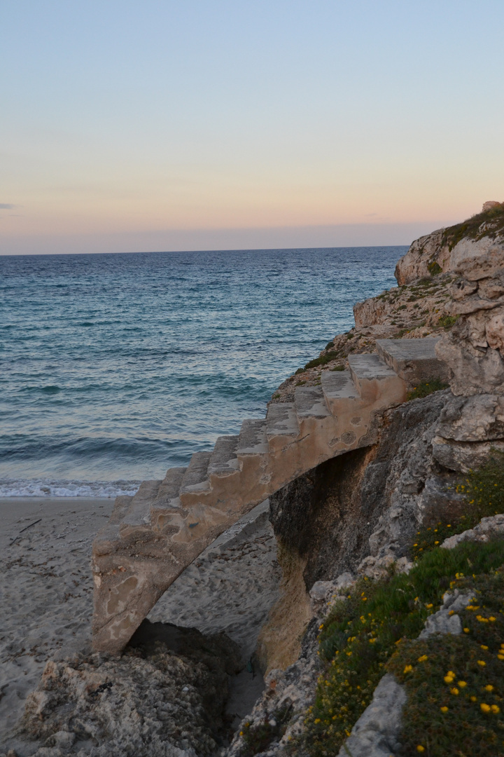 alte Steintreppe am Strand