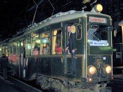 Alte Straßenbahn auf Fahrt