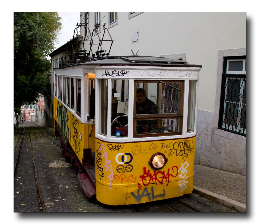 Alte Straßenbahn in Lissabon