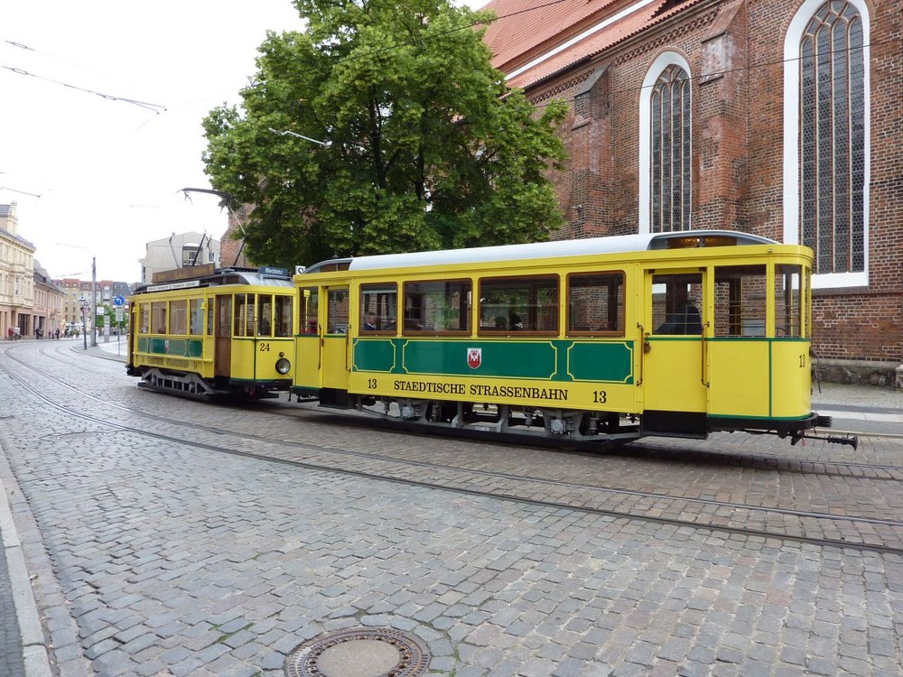 Alte Straßenbahn mit Beiwagen