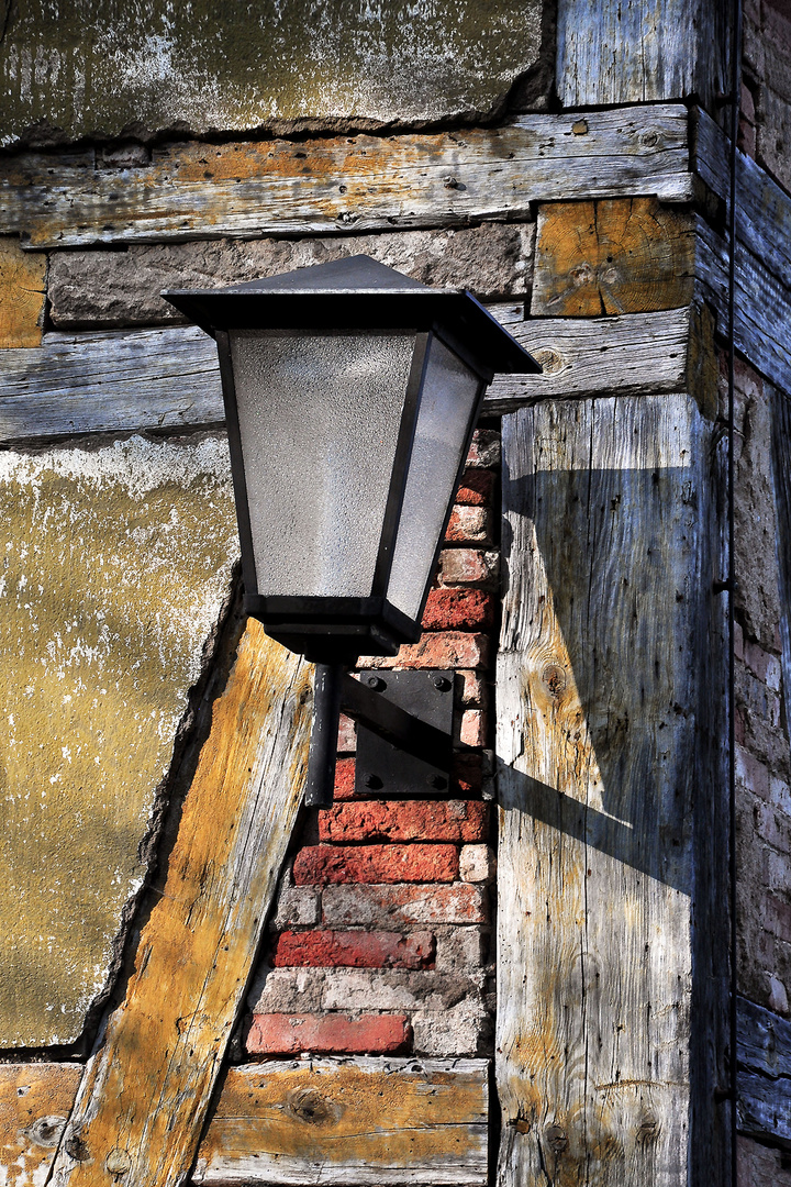 Alte Strassenlampe im Abendlicht