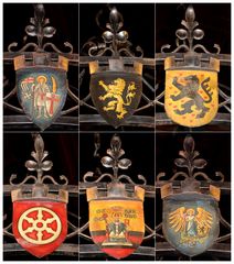 Alte Thüringer Wappen im Leuchter der Rathausdiele in Jena