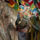 alte tibetanische Frau beim Gebet