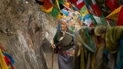 alte tibetanische Frau beim Gebet