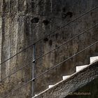 ALTE TREPPE IM SEITLICHEN SONNENLICHT