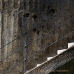 ALTE TREPPE IM SEITLICHEN SONNENLICHT