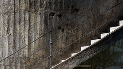 ALTE TREPPE IM SEITLICHEN SONNENLICHT