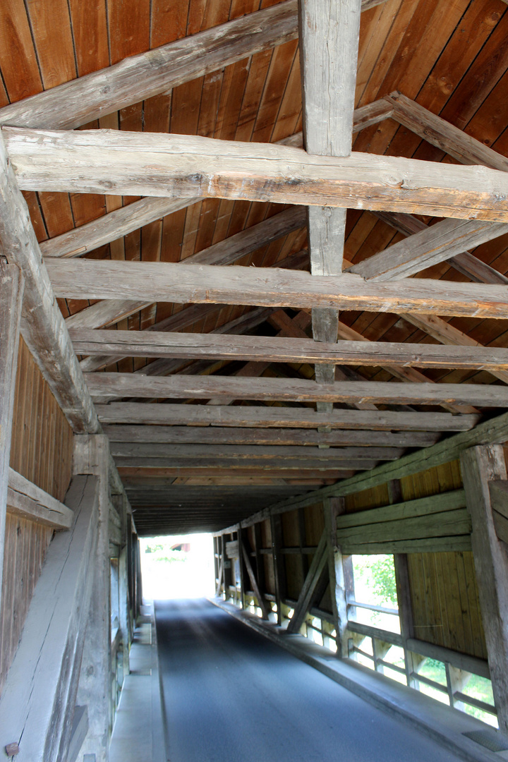 alte überdachet Holzbrücke in Buchfahrt über die Ilm