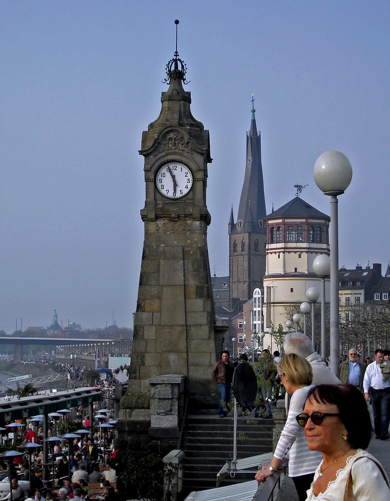 Alte Uhr am Düsseldorfer Rheinufer