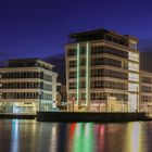 Alte und moderne Architektur | Spiegelung am Dortmunder Phönixsee bei Nacht - Panoramabild