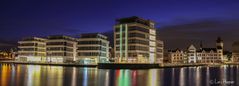 Alte und moderne Architektur | Spiegelung am Dortmunder Phönixsee bei Nacht - Panoramabild