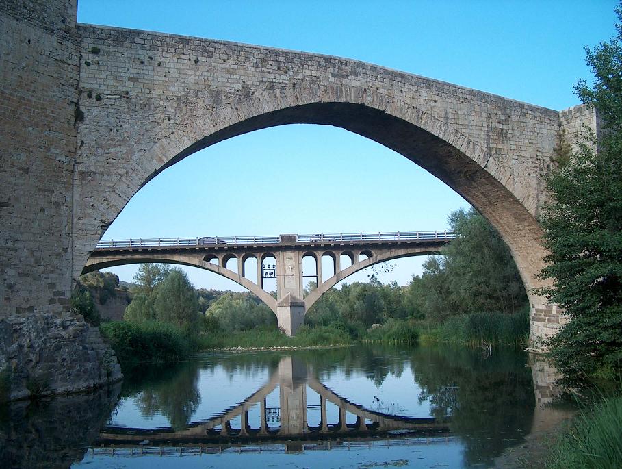 Alte und neue Brücke in Besalú