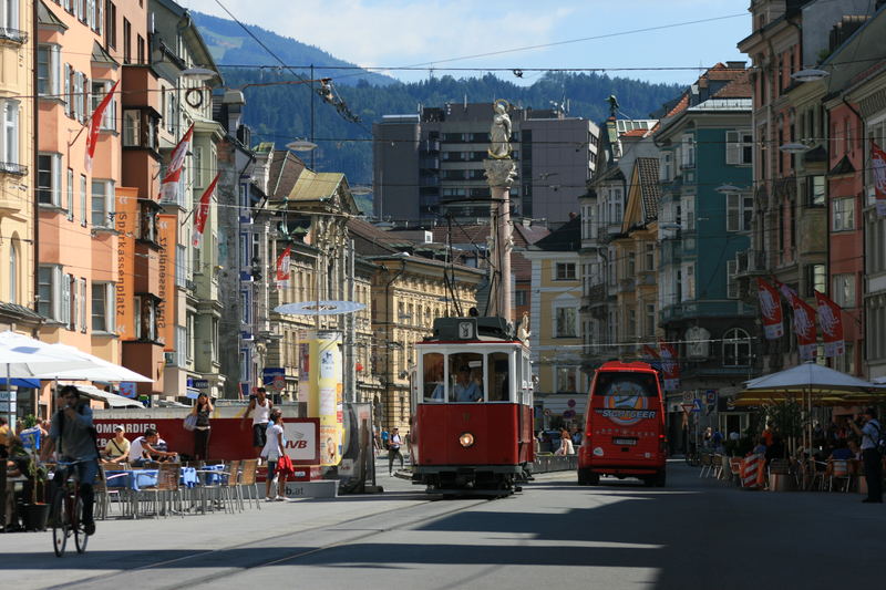 Alte und neue öffentliche Verkehrsmittel ( Mariatheresienstrasse in Innsbruck )