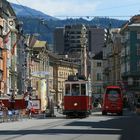 Alte und neue öffentliche Verkehrsmittel ( Mariatheresienstrasse in Innsbruck )