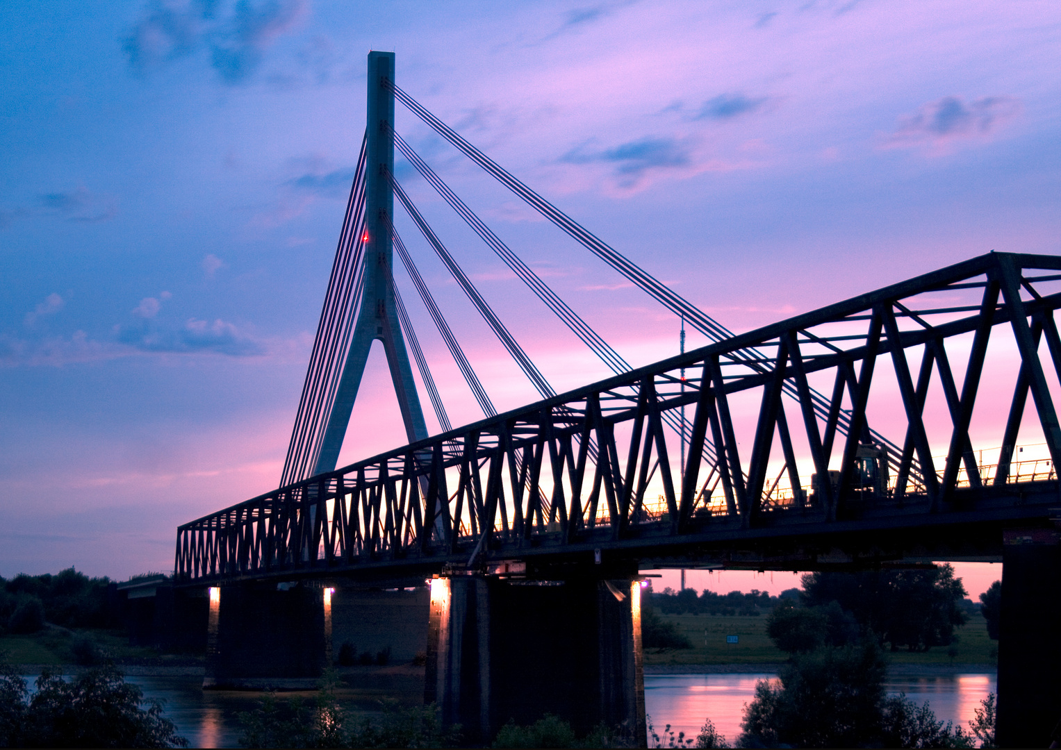 Alte und neue Rheinbrücke im Abendrot