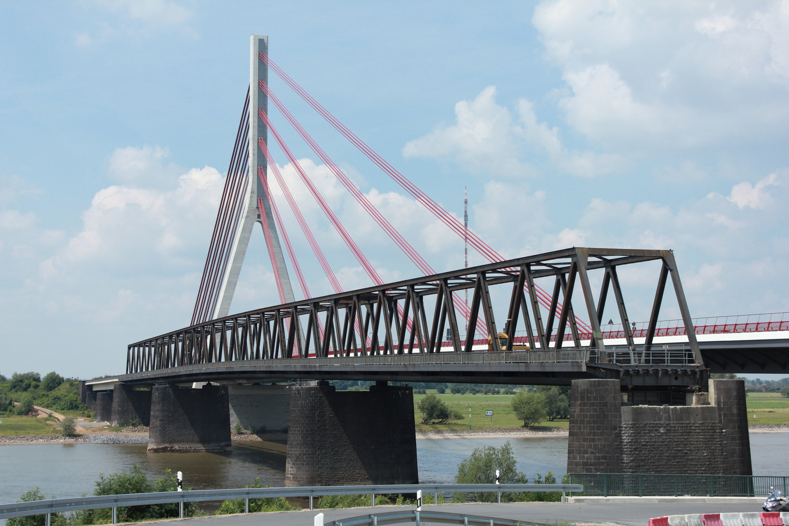 Alte und neue Rheinbrücke in Wesel