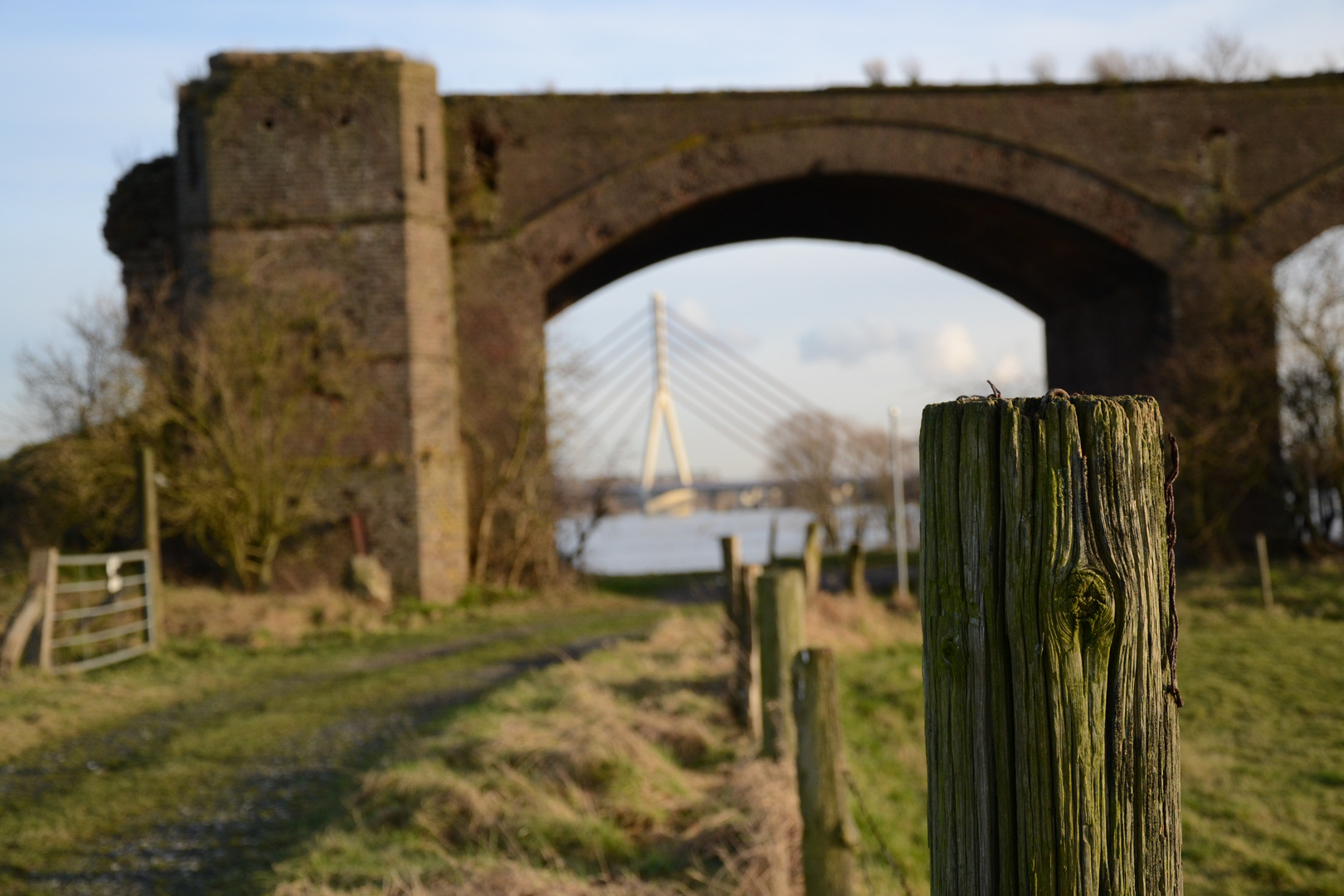 Alte und neue Rheinbrücke Wesel