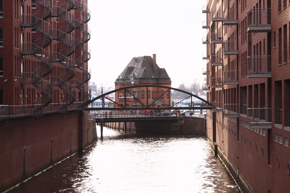 Alte Wache und Wilhelminenbrücke (Am Sandtorkai, Speicherstadt, Hamburger Hafen)