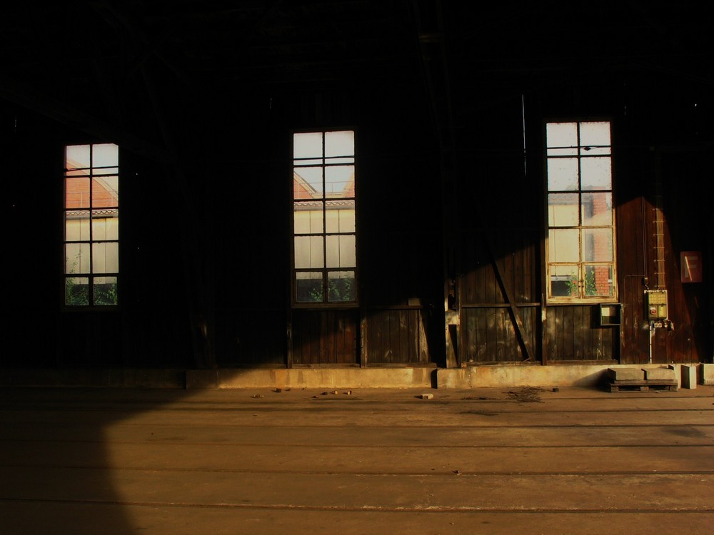 Alte Wagonhalle aus Holz in alter AEG Fabrik