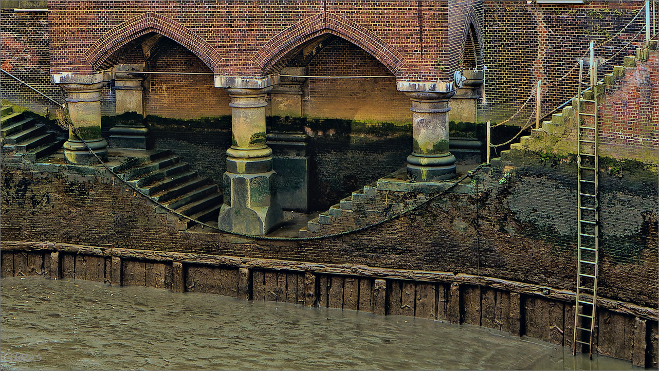 Alte Wassertreppe bei Ebbe