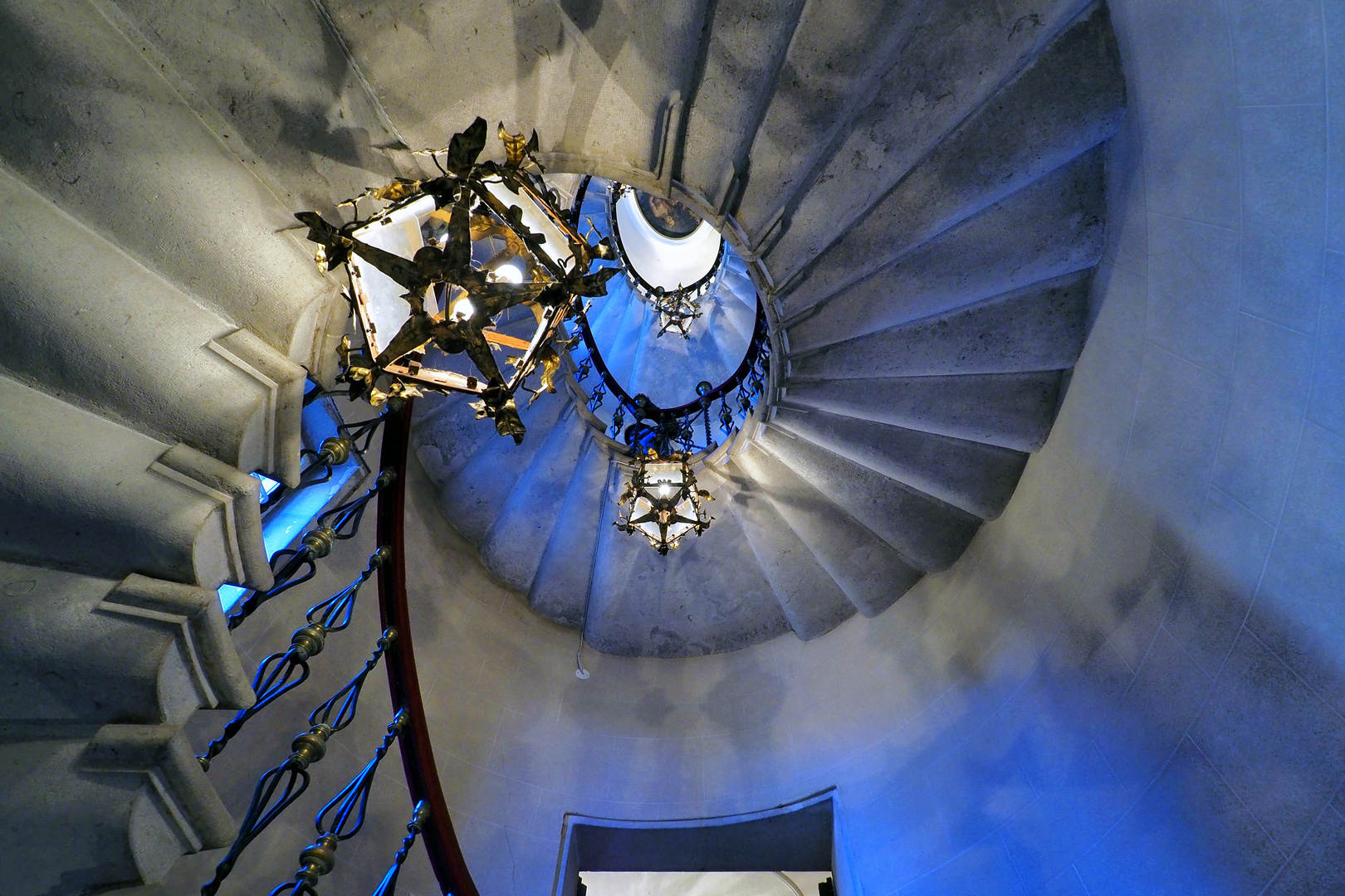 Alte Wendeltreppe im Schloss Duino 