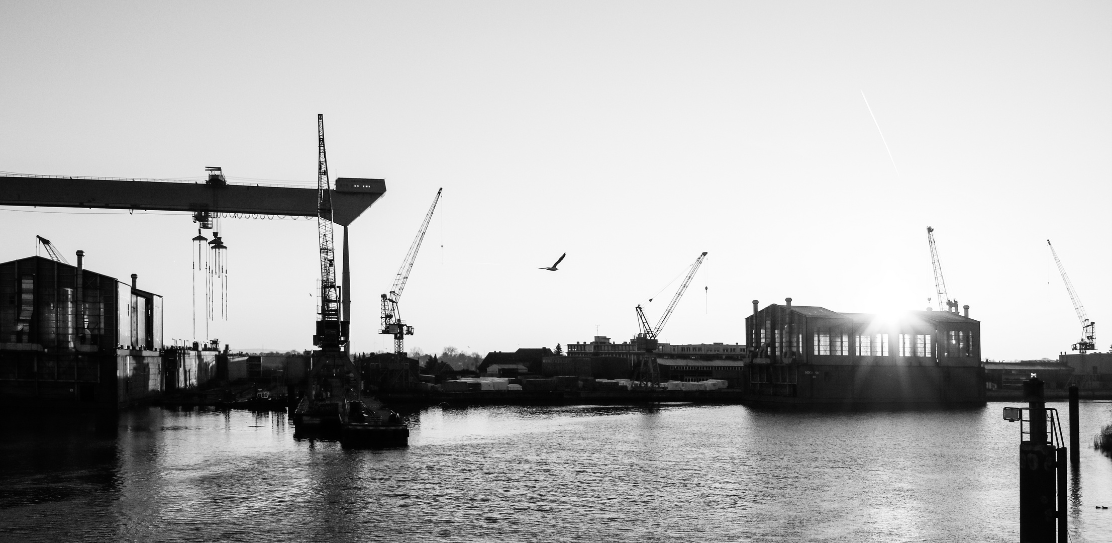 alte Werft bei Sonnenuntergang