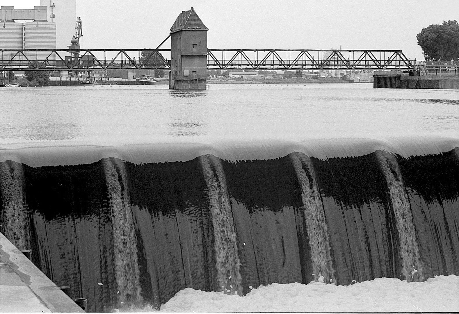 alte weserwehr-brücke ...