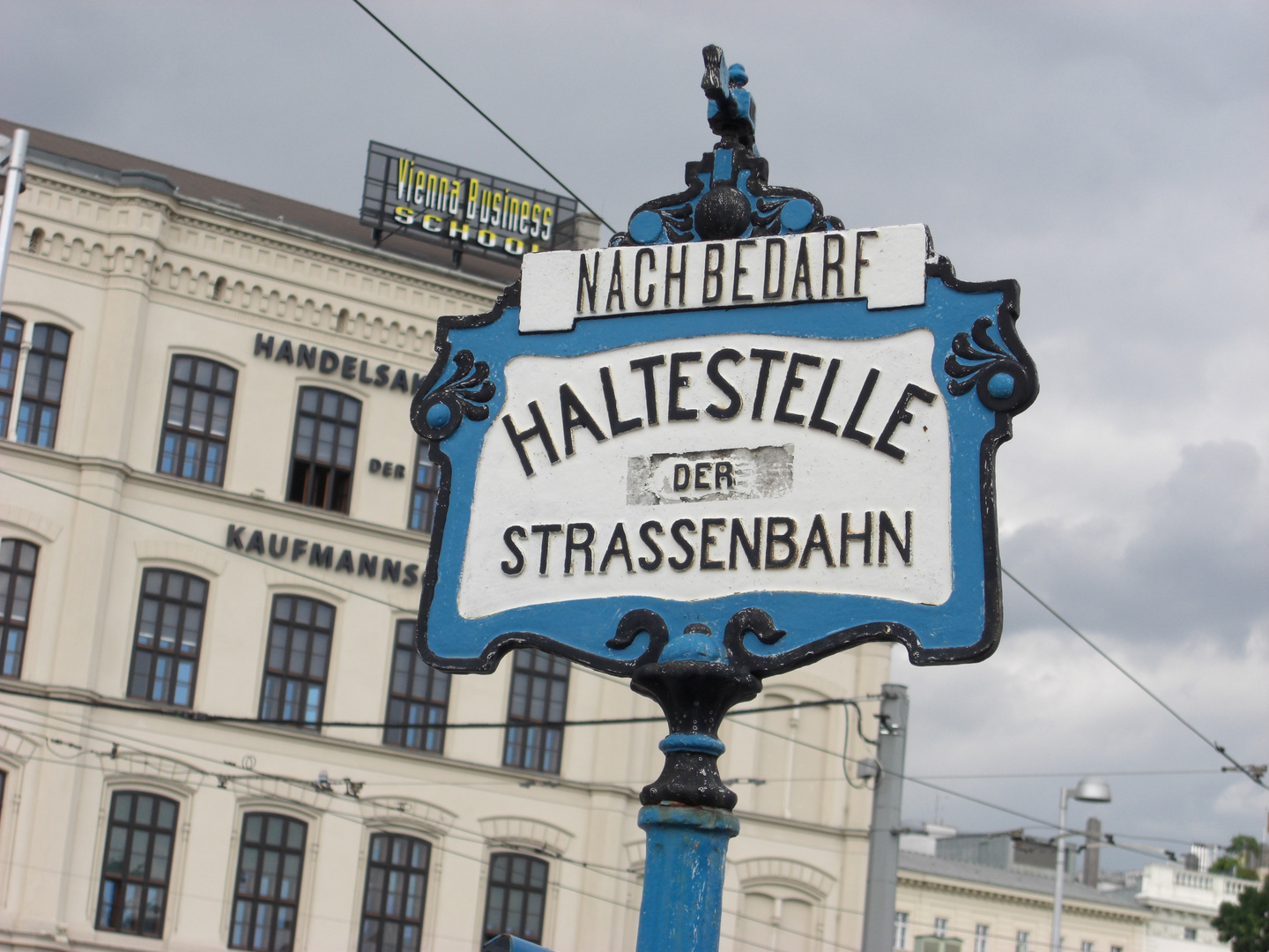 Alte Wiener Straßenbahnhaltestelle