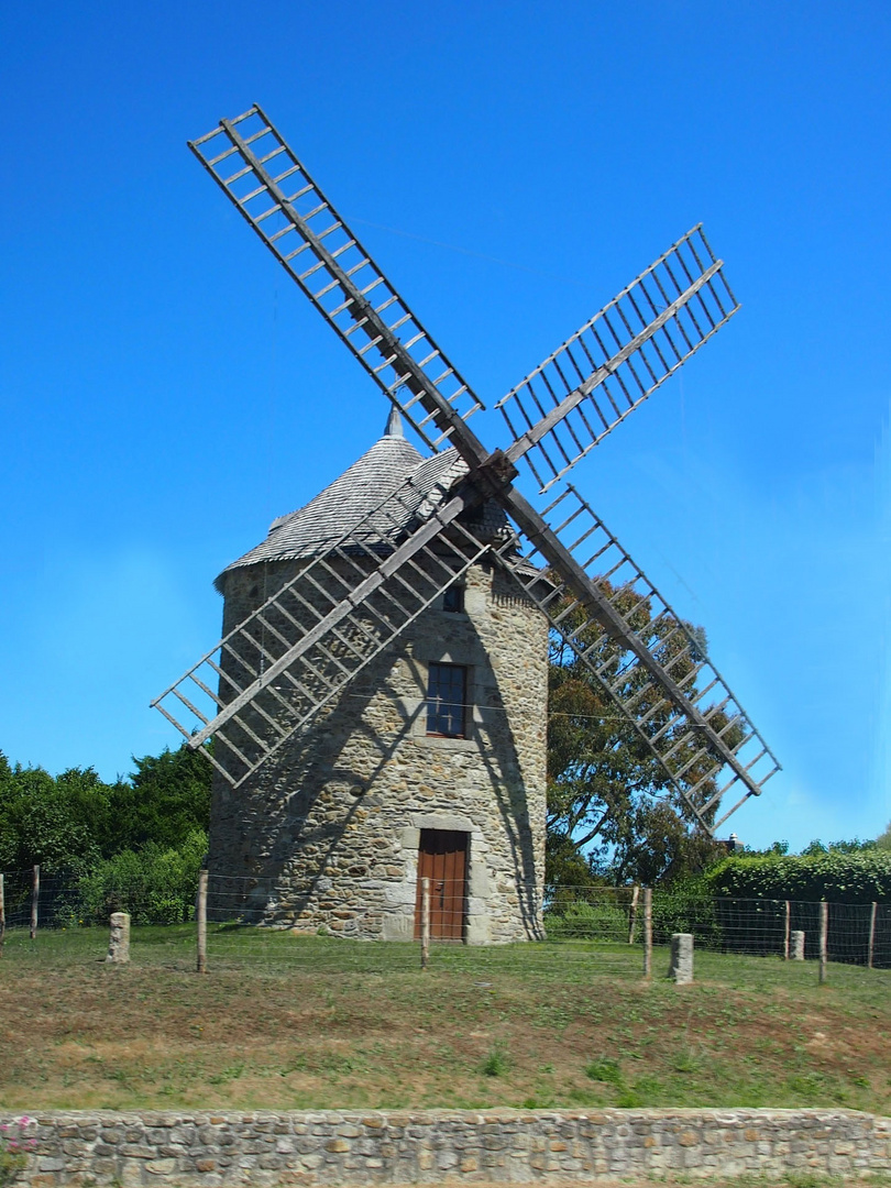 Alte Windmühle in der Bretagne