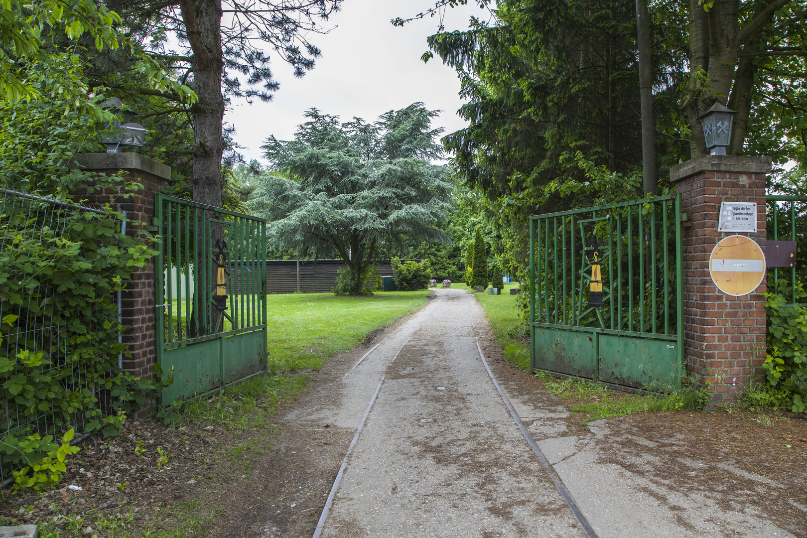 Alte Zechenzufahrt, sehr schön gepflegt.