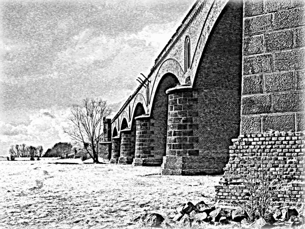 alte, zerstörte Rheinbrücke bei Wesel