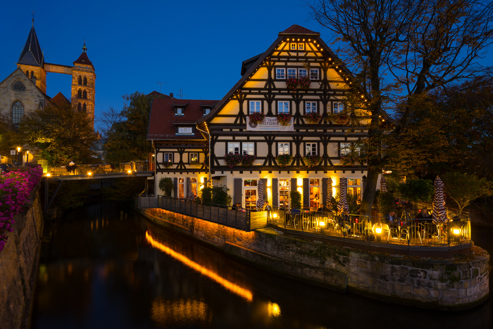 Alte Zimmerei in der blauen Stunde