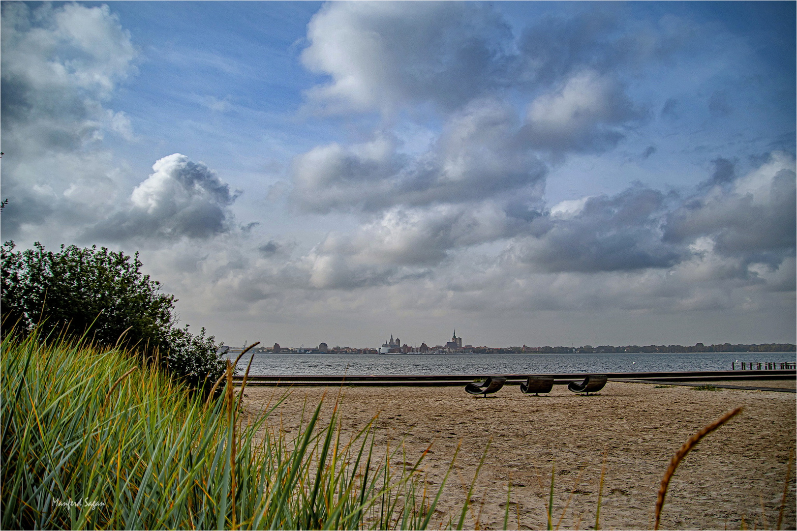 Altefähr - Blick über den Strelasund auf die Hansestadt Stralsund