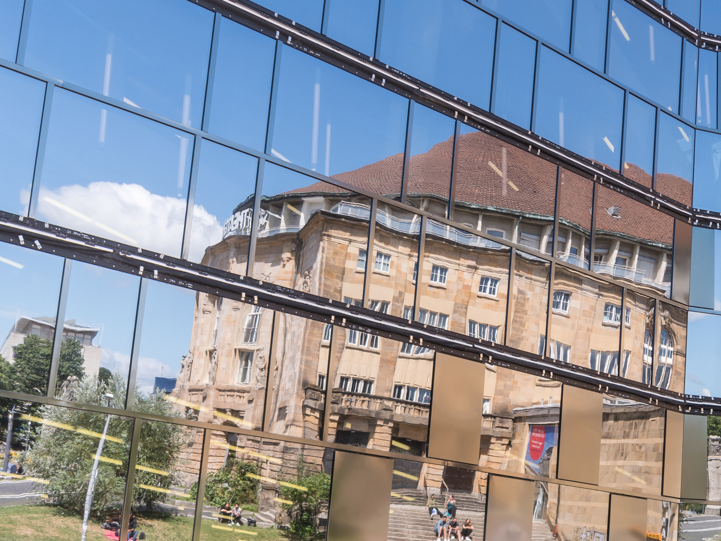 Altehrwürdige Architektur trifft auf neue Fassade