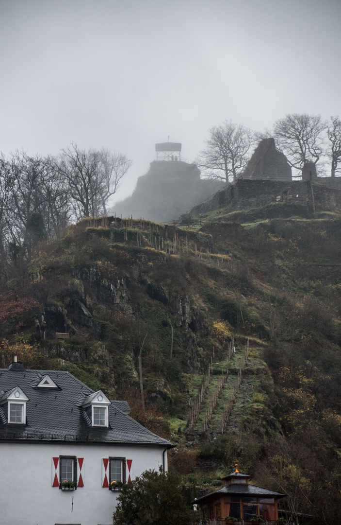 Altenahr am Wochenende - dichte Nebelschwaden an der Burg