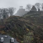 Altenahr am Wochenende - dichte Nebelschwaden an der Burg