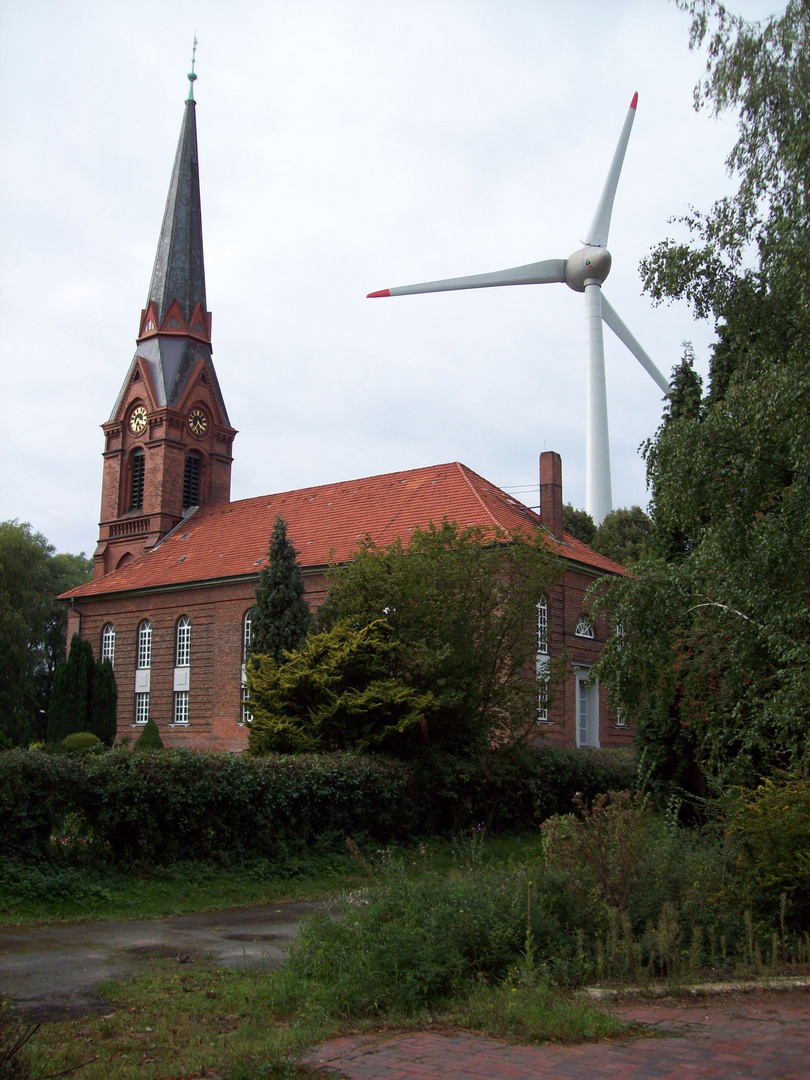 Altenwerder Kirche mit Windrad im Hintergrund