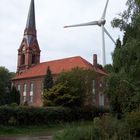 Altenwerder Kirche mit Windrad im Hintergrund