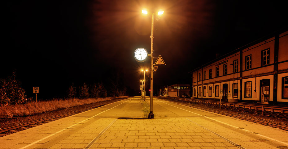 Alter Bahnhof bei Nacht