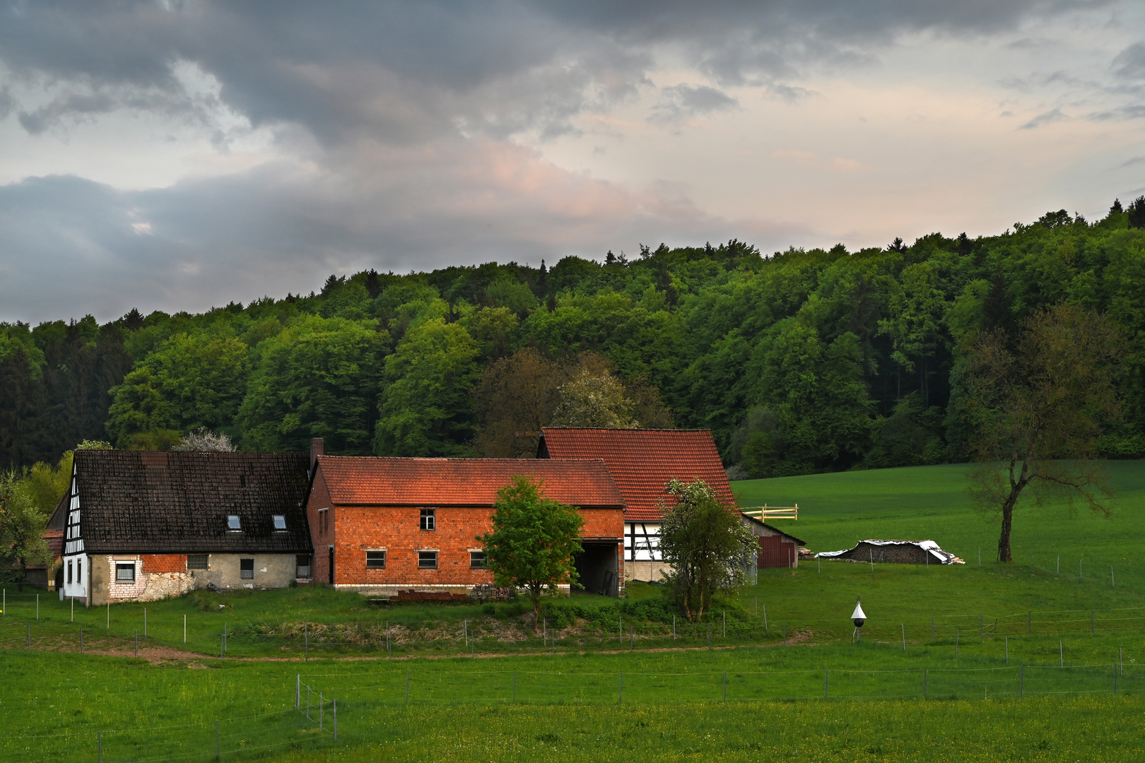 Alter Bauernhof im Abendlicht