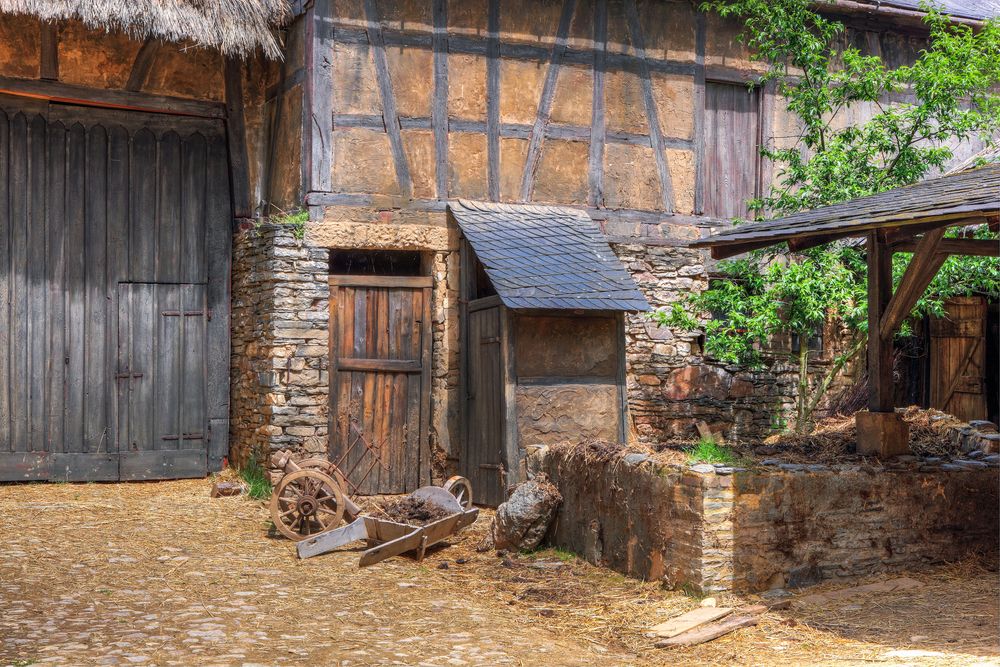 Alter Bauernhof mit Plumpsklo Foto & Bild | kultur, motive Bilder auf