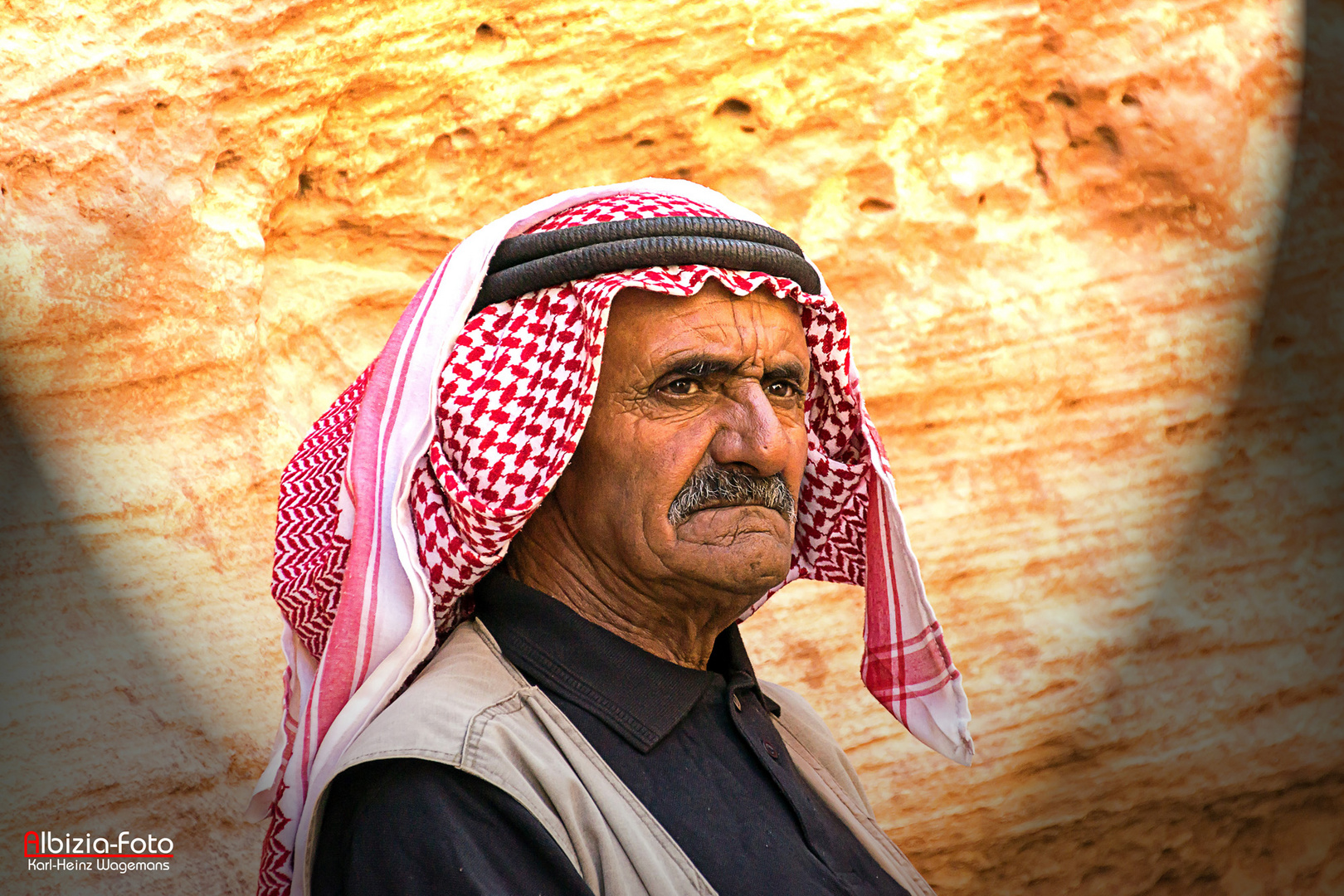 Alter Beduine im Siq - Petra, Jordanien