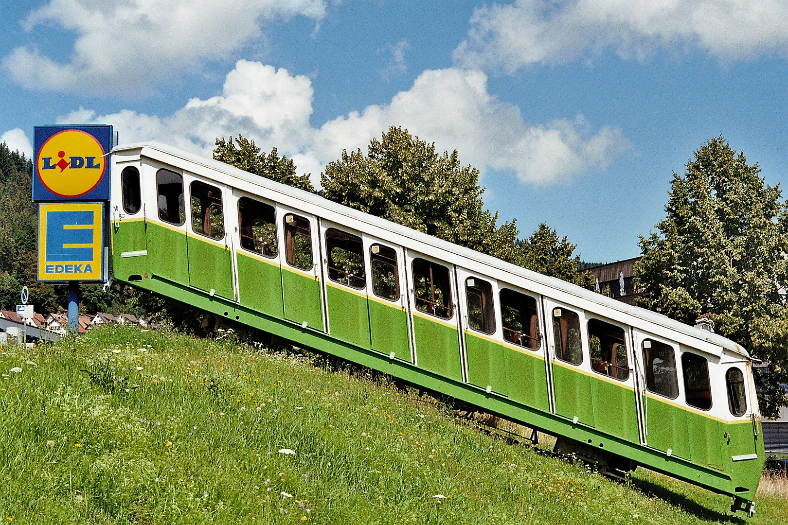 alter Bergbahnwagen in Wildbad