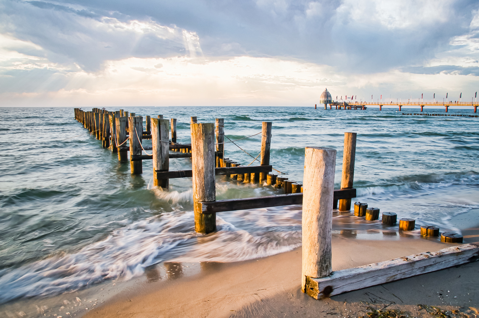 Alter Bootsanleger mit Seebrücke bei Sonnenuntergang in Zingst