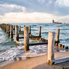 Alter Bootsanleger mit Seebrücke bei Sonnenuntergang in Zingst