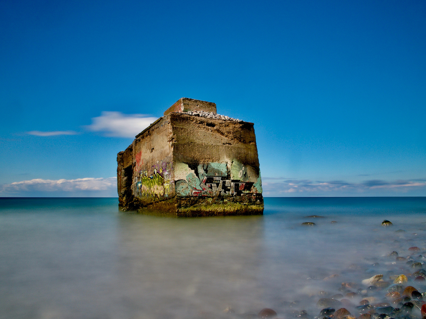 Alter Bunker im Meer ...