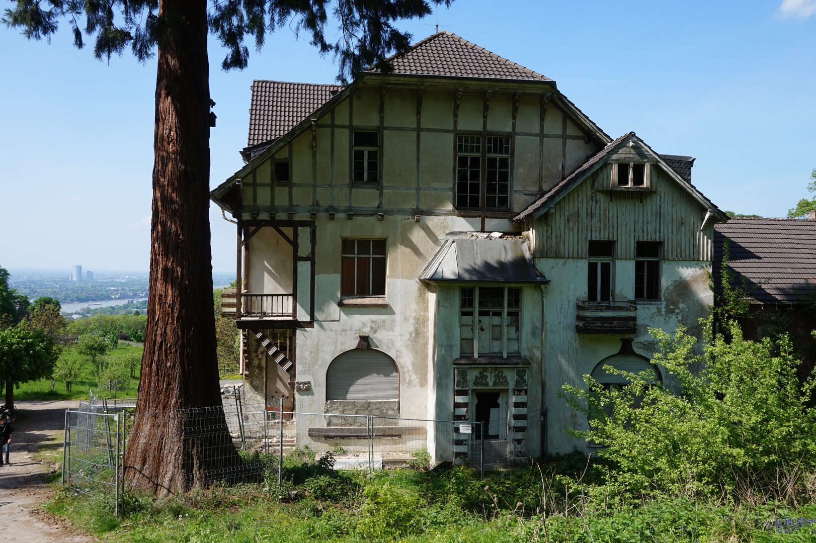 Alter Burghof mit Blick auf den Rhein