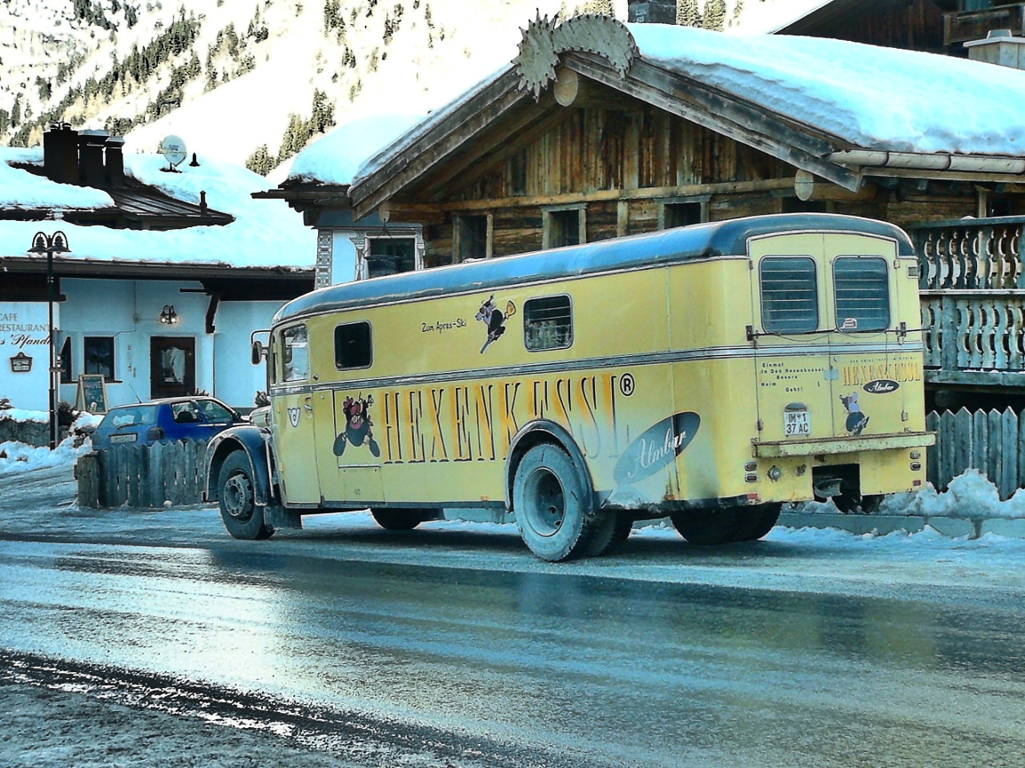 Alter Bus in Pitztal gesehen ,der noch Menschen Abends befördert