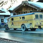 Alter Bus in Pitztal gesehen ,der noch Menschen Abends befördert